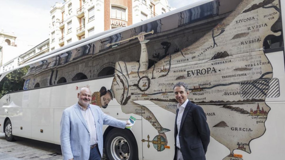 El vehículo se presentó ayer en el Espolón y el lunes tiene su primer viaje a Europa.-SANTI OTERO
