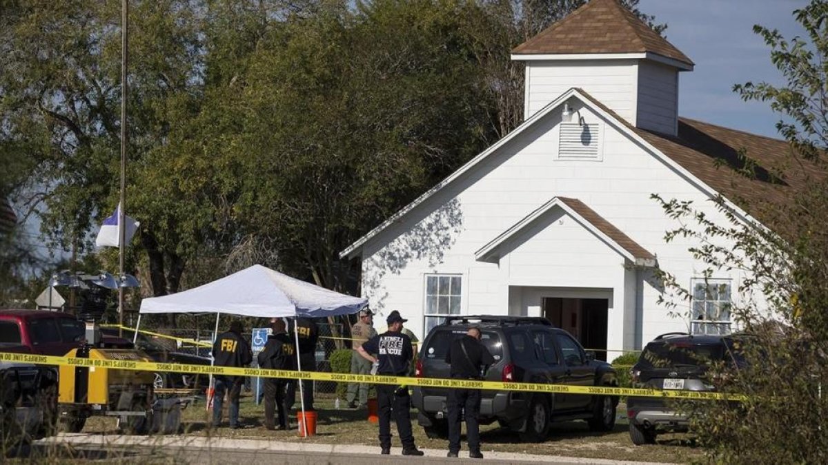 Agentes ante la iglesia de Sutherland Springs (Tejas), tras el tiroteo.-AP / NICK WAGNER