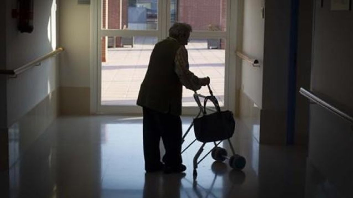 En la última fase llegan los problemas movilidad, el olvido de los recuerdos hasta prácticamente volver a la niñez.