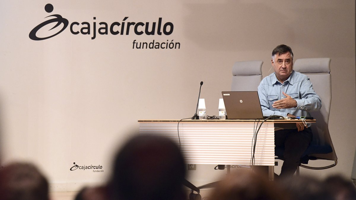 El periodista y fotógrafo Gervasio Sánchez inaugura el ciclo de conferencias 'Los desastres de la guerra'. ICAL