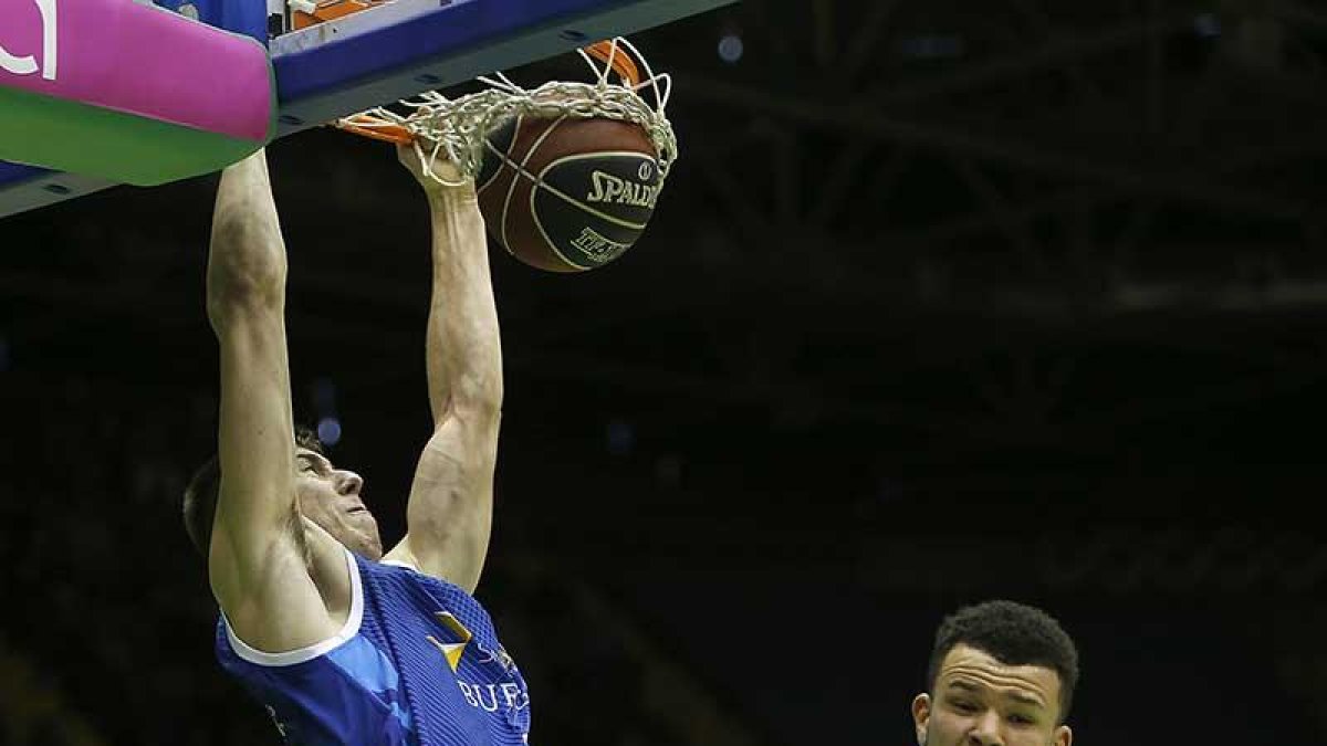 Cancar machaca el aro del Betis ante la presencia de Nelson, el pasado domingo.-ACB PHOTO / F. RUSO