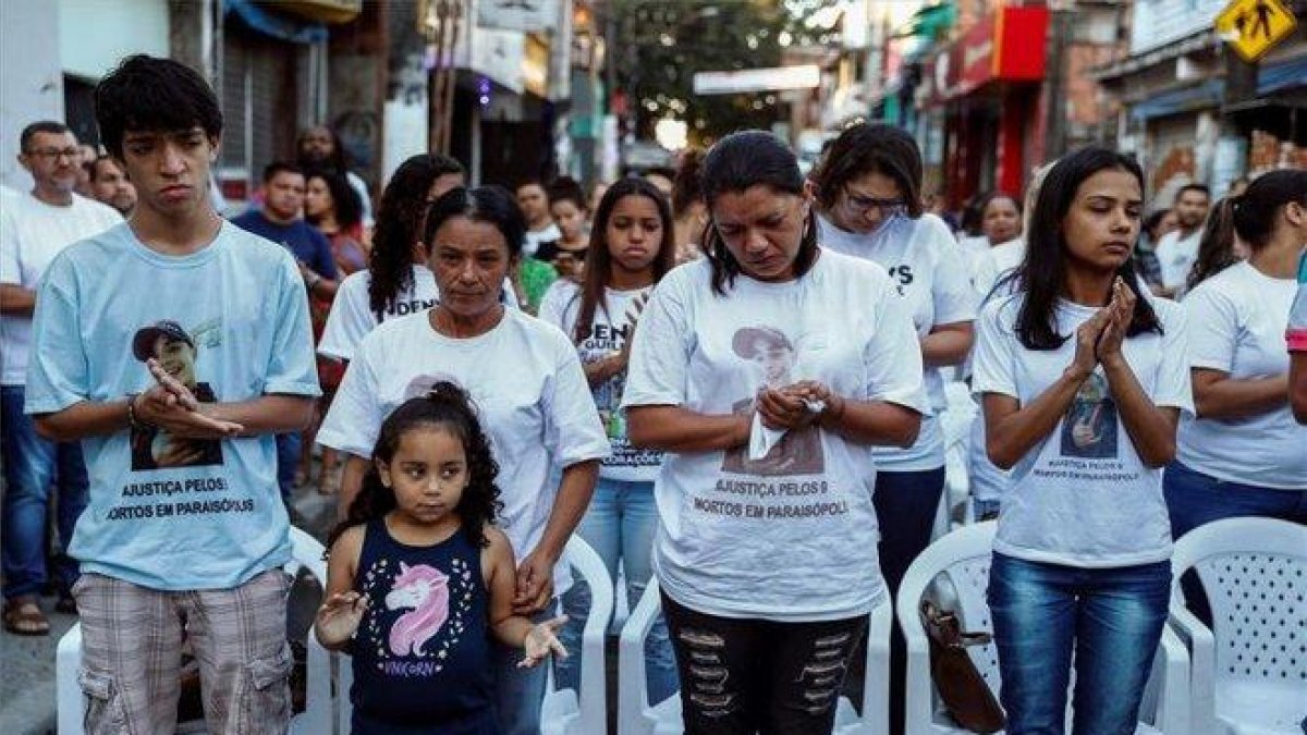 Familiares y amigos de los nueve jóvenes que murieron pisoteados durante una fiesta en Brasil.-EFE