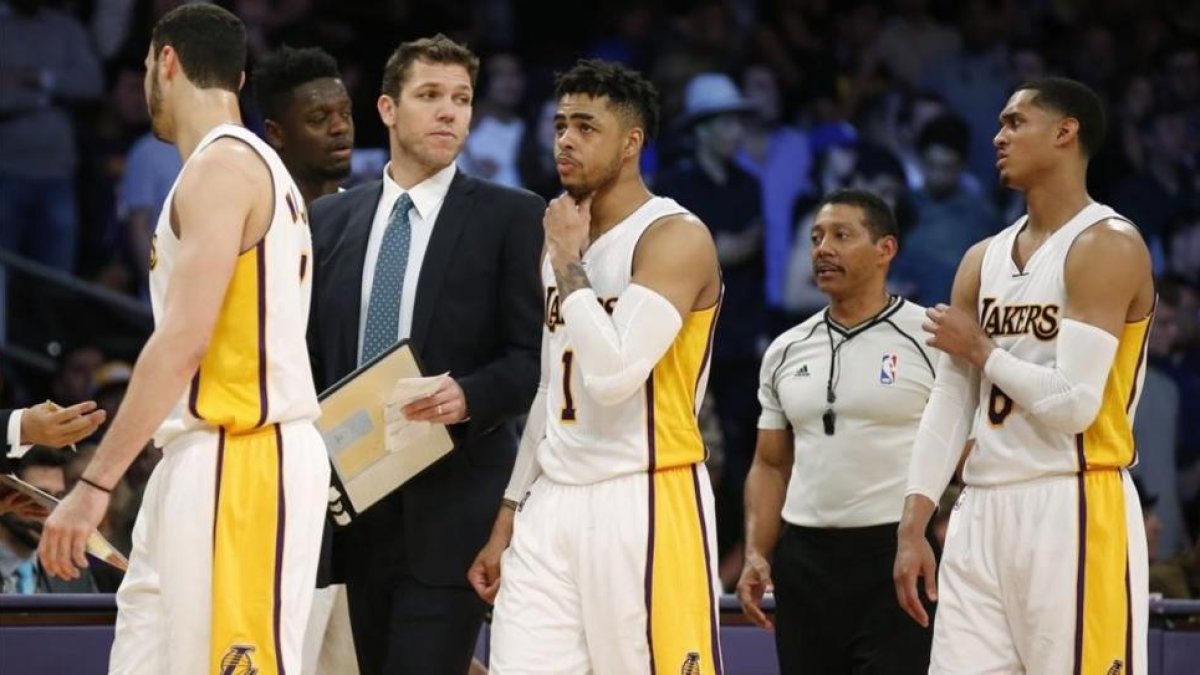 D'Angelo Russell (centro de la imágen) en un tiempo muerto durante el partido.-Danny Moloshok