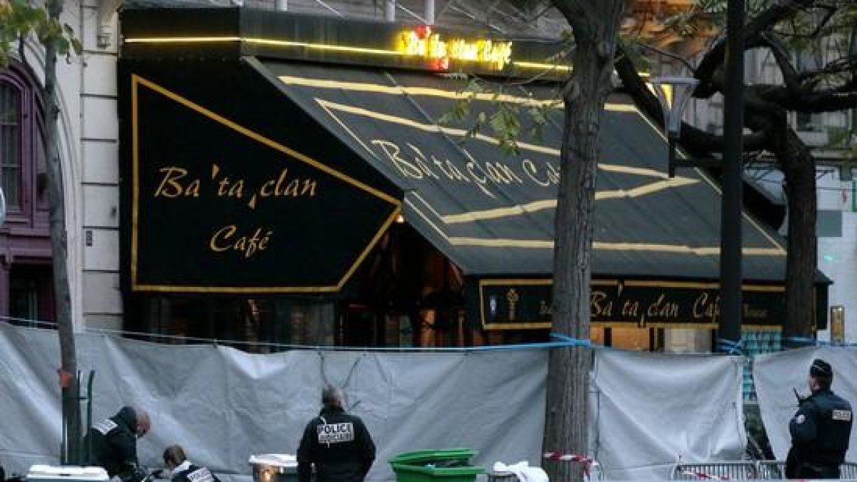 Agentes de la policía llevan a cabo la investigación en la zona acordonada de la sala Bataclan.-AFP / JACQUES DEMARTHON