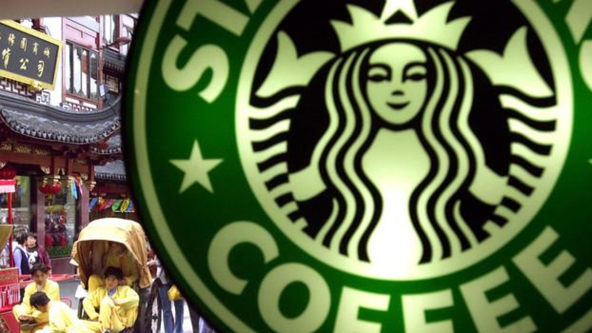 El cartel de un local de Starbucks en Shanghái, en una imagen de archivo.-AP