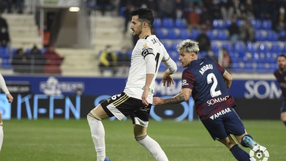 Zabaco, con el brazalete de capitán, frena el avance del Huesca. LALIGA