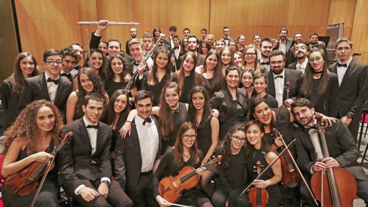 Los miembros de la Joven Orquesta Sinfónica posan con sus instrumentos.-ECB