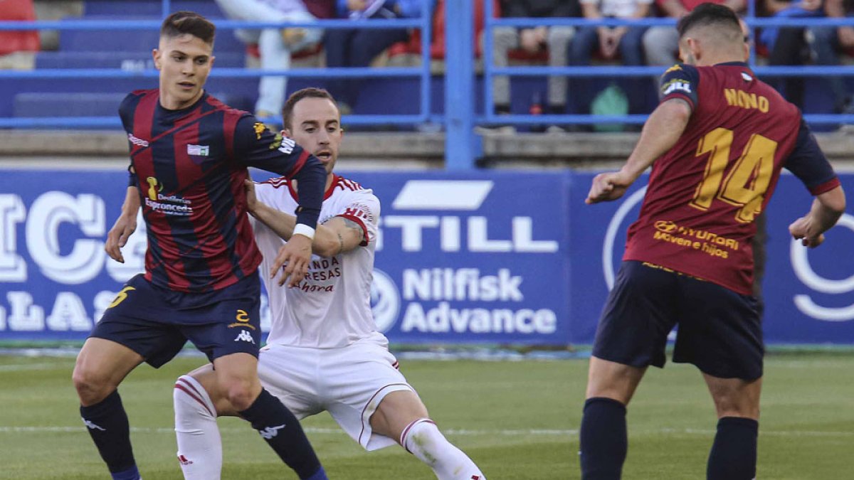 Odei pugna con un jugador del Extremadura en el último choque liguero. LA LIGA