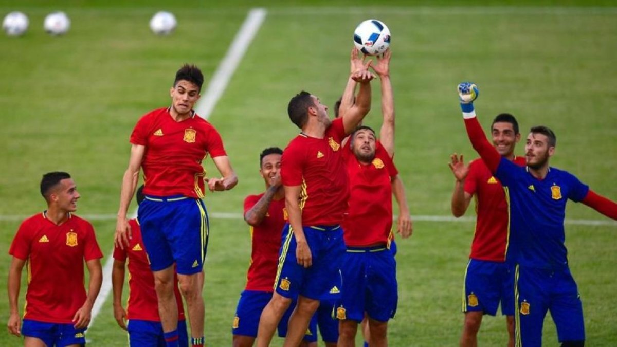 Los jugadores de la selección española, durante un entrenamiento en la isla de Ré.-AFP / PIERRE-PHILIPPE MARCOU