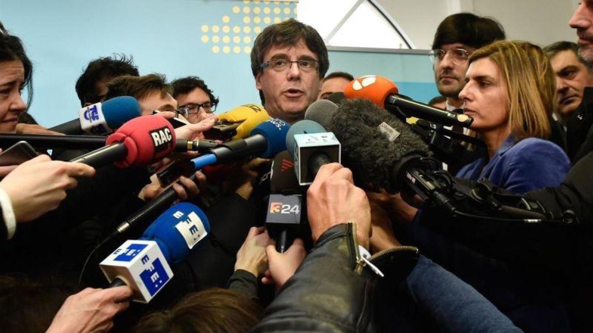 El expresident Carles Puigdemont atiende a los medios, el pasado 24 de enero en Bruselas.-JOHN THYS (AFP)