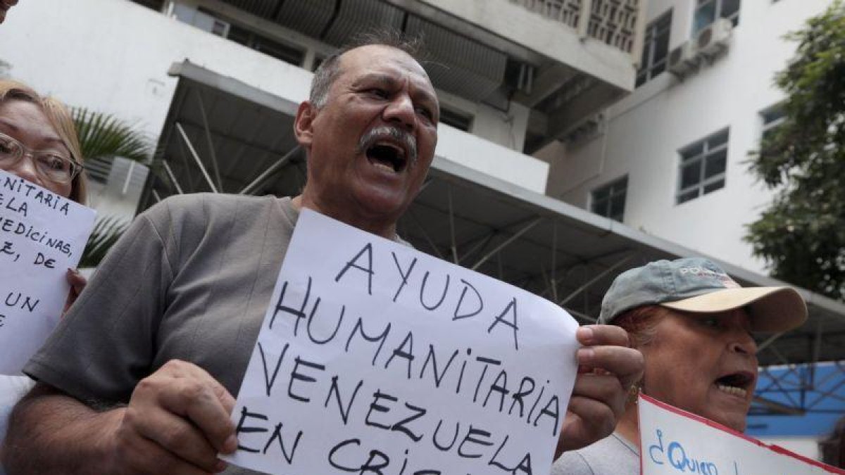 Ciudadanos venezolanos protestas y piden ayuda humanitaria.-EFE