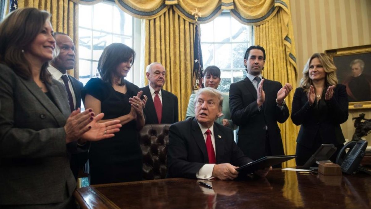 Trump tras firmar una orden ejecutiva en el despacho oval.-NICHOLAS KAMM / AFP