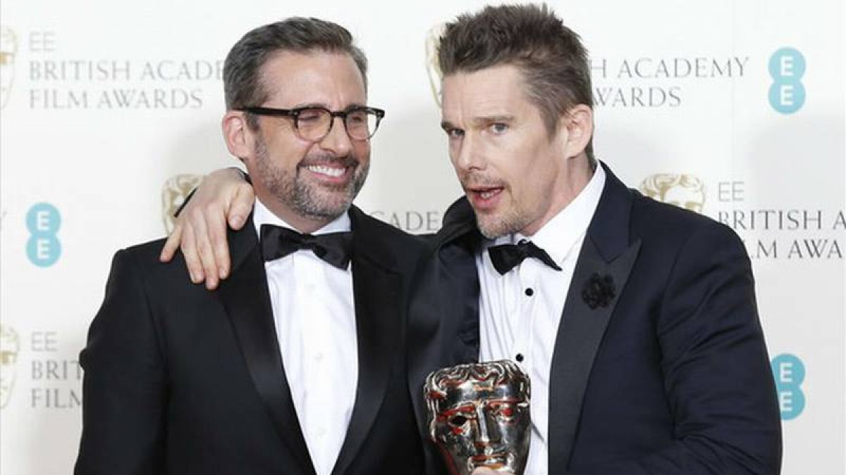 Ethan Hawke y Steve Carrell han recogido el premio a la mejor película en nombre de Richard Linklater, director de 'Boyhood'.-Foto:   SUZANNE PLUNKETT / REUTERS