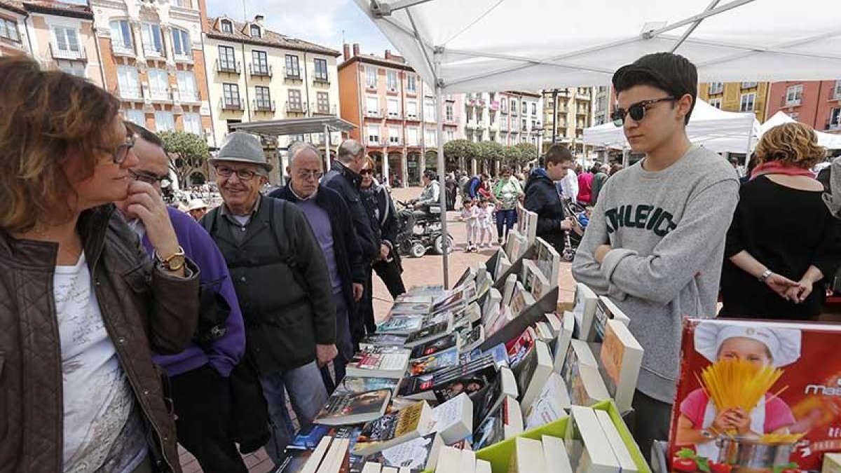 Las librerías saldrán a la calle el domingo con descuentos del 10%, talleres y venta de flores.-Raúl Ochoa