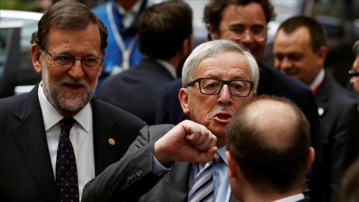 El presidente en funciones Mariano Rajoy, este martes en Bruselas junto al máximo responsable de la Comisión, Jean Claude Juncker-REUTERS