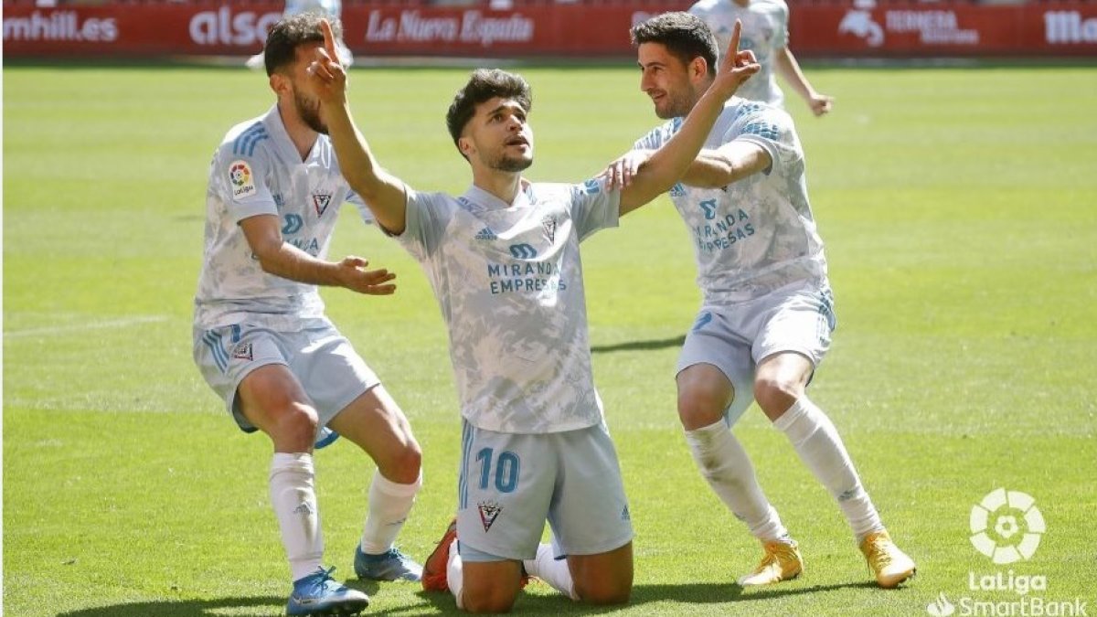 Los jugadores del Mirandés celebran el primer tanto. LALIGA