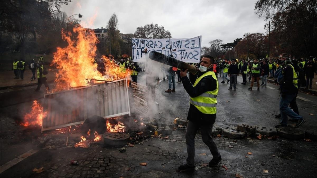 Protestas de los chalecos amarillos por las calles de París.-