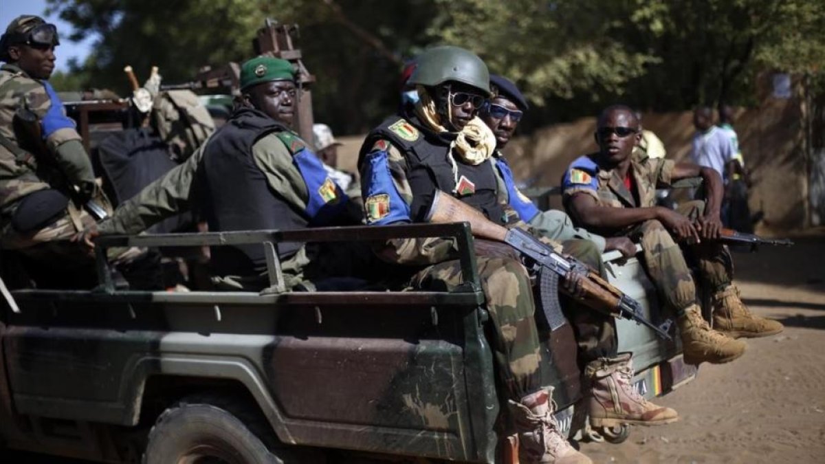 Soldados del Ejército de Mali patrullan las calles de Gao, en el norte de Mali, en una imagen de archivo, en noviembre del 2013.-AP / JEROME DELAY