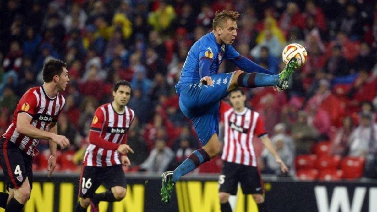Maxi López intenta controlar el balón en un partido contra el Athletic.-REUTERS / VINCENT WEST