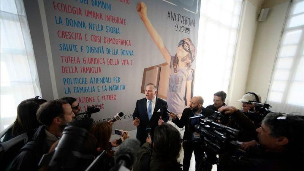 Brian S. Brown, presidente del Congreso Mundial de Familias, atiende a la prensa en Verona.-FILIPPO MONTEFORTE (AFP)