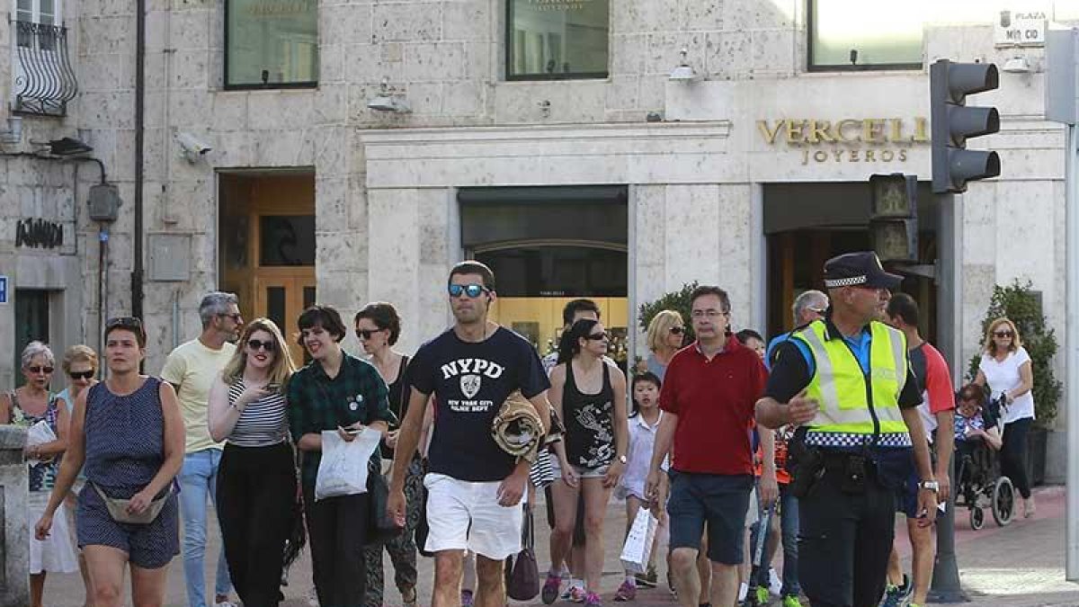 Un agente en el paso de peatones de la Plaza del Cid con el Paseo Espolón.-RAÚL G. OCHOA