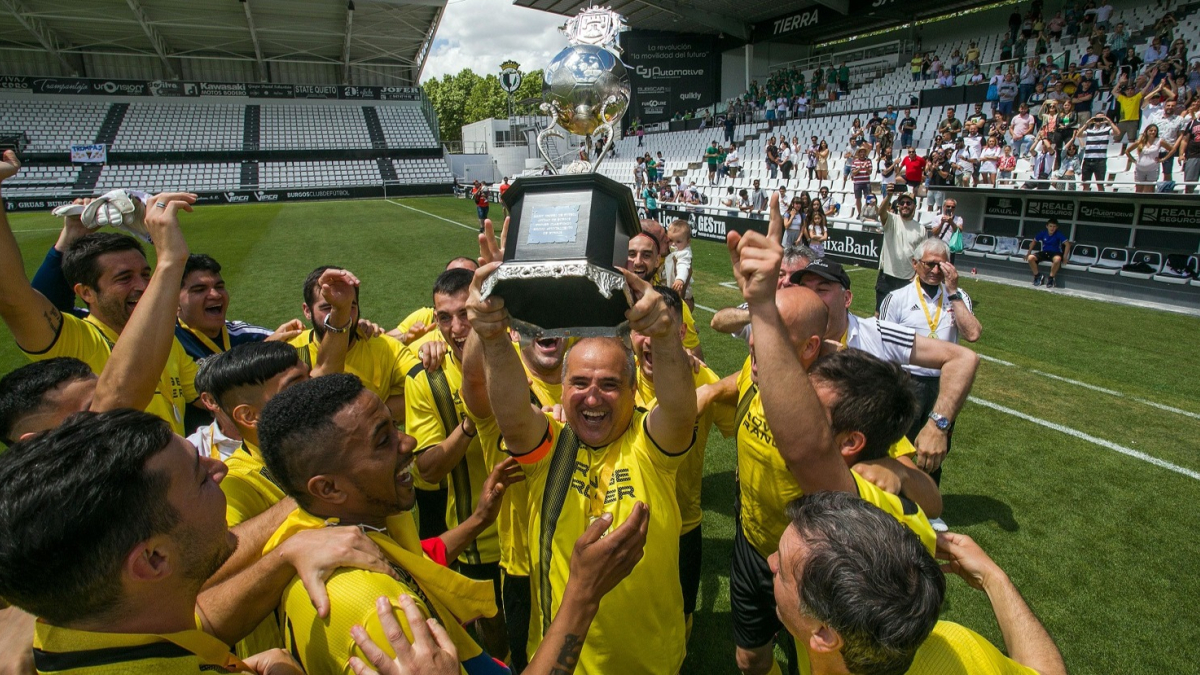 Edu Vélez, leyenda del fútbol burgalés, levanta el trofeo junto a sus compañeros del Trompas Range Rover. TOMÁS ALONSO