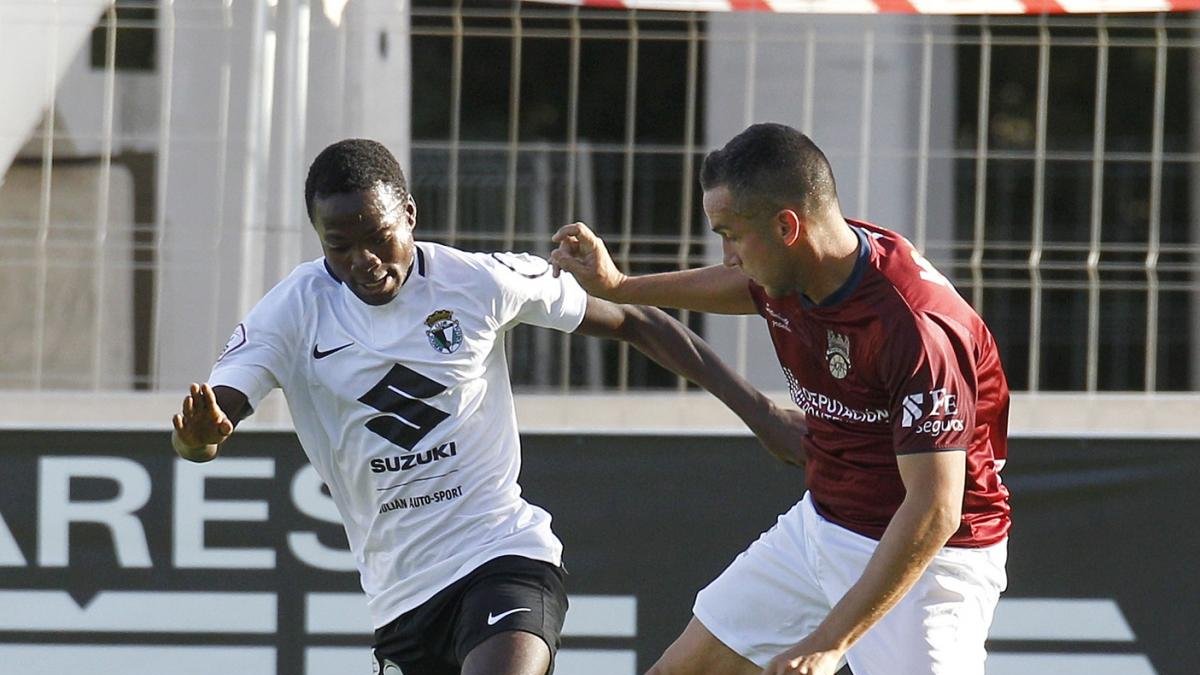 Yaw pugna con un rival por la posesión del balón.-SANTI OTERO