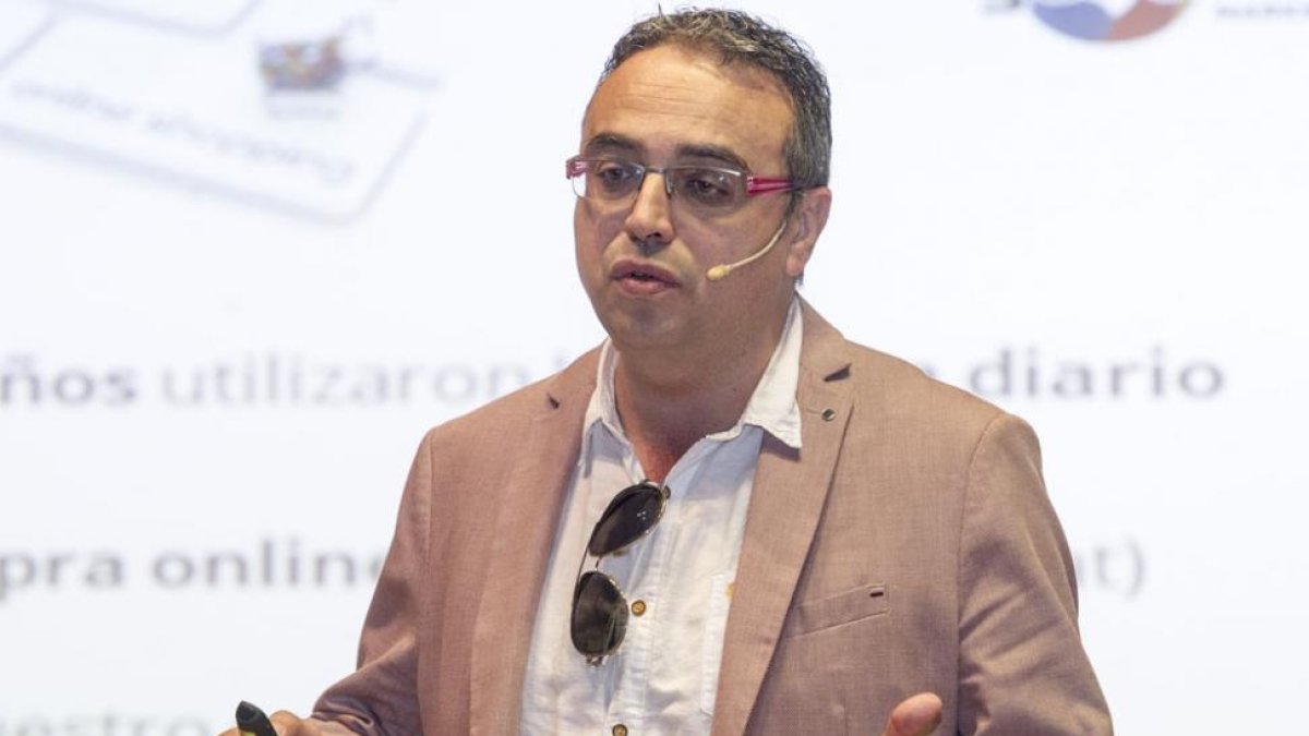 Jorge Arias encandiló al público con su desenfada y precisa oratoria.-ISRAEL L. MURILLO