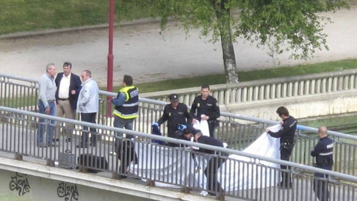 La policía nacional, el 12 de mayo, inspecciona la pasarela donde fue asesinada Carrasco, instantes después del crimen. ICAL-El Mundo