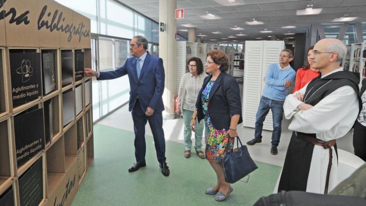 El delegado de la Junta interacciona en la muestra ante la mirada de la directora de la Biblioteca (2ª i.), Zaparaín y el abad de Cardeña.-Israel L. Murillo