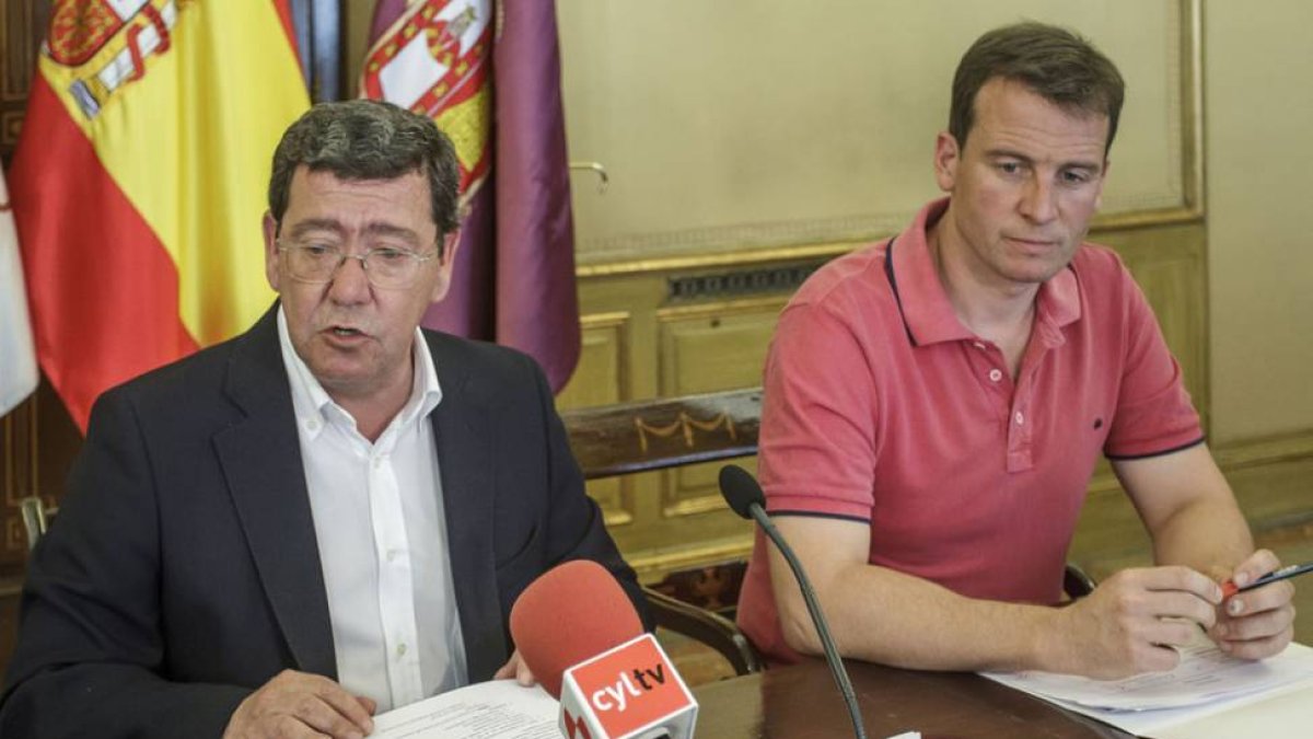 César Rico (izquierda) junto al portavoz de la Diputación, Borja Suárez.-SANTI OTERO