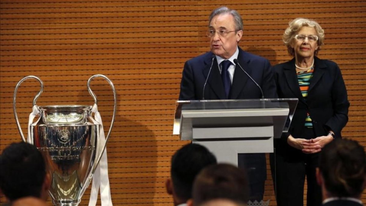 Florentino Perez y la alcaldesa de Madrid, Manuela Carmena, durante la recepcion al equipo blanco tras ganar la Liga de Campeones.-SERGIO BARRENECHEA / EFE