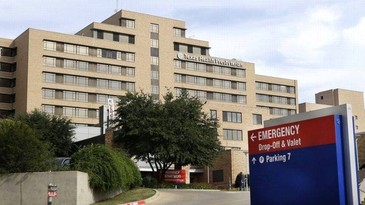 Entrada al hospital de Dallas donde están ingresados los sanitarios enfermos de ébola.-Foto: L.M. OTERO / AP
