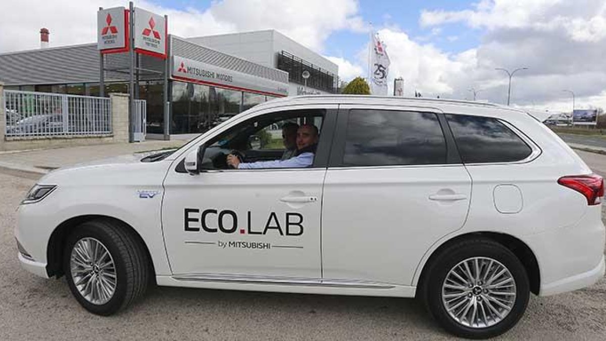 Los Outlander PHEV estuvieron a disposición de los asistentes para probar su funcionamiento, que permite circular a 135 por hora en modo eléctrico durante 54 kilómetros.-RAÚL G. OCHOA