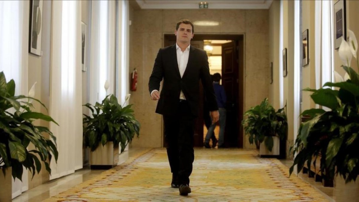 El presidente de Ciudadanos, Albert Rivera, en uno de los pasillos del Congreso antes de que se disolvieran las Cortes.-JOSE LUIS ROCA