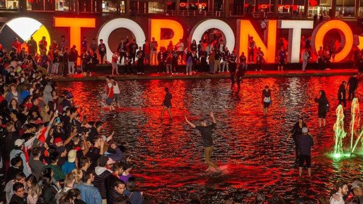 La alegría de los aficionados en las calles de Toronto-CHRIS YANG (AP)