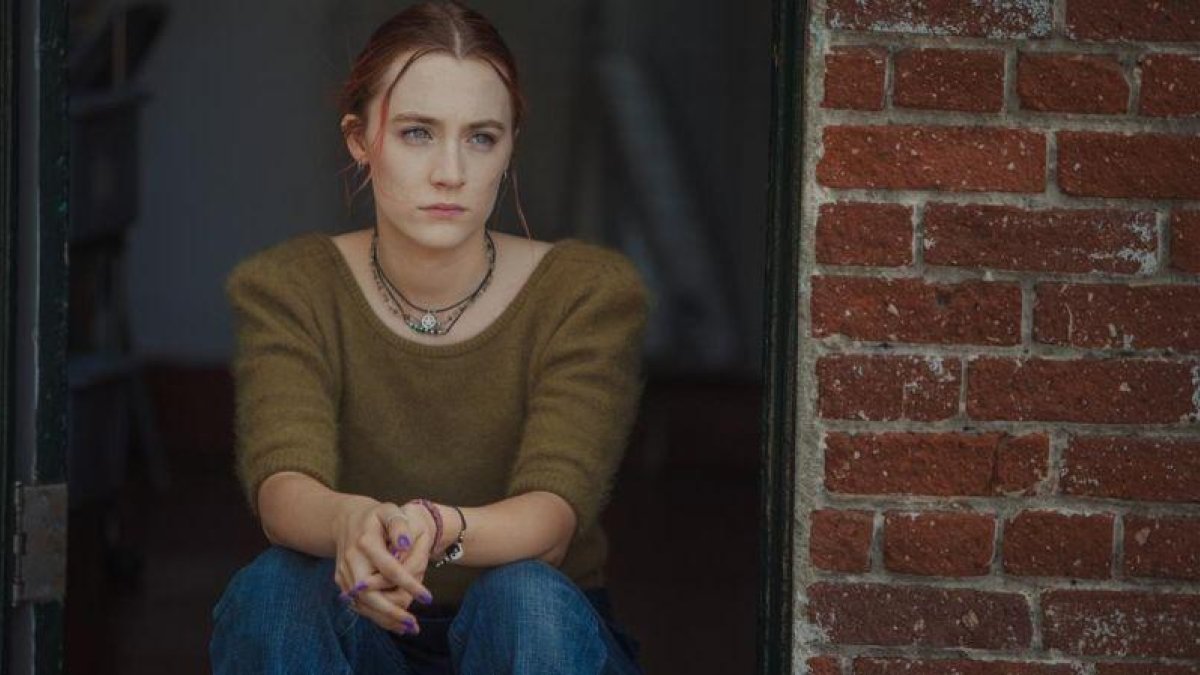 Saoirse Ronan, en un fotograma de Lady Bird, de Greta Gerwig.-EL PERIÓDICO