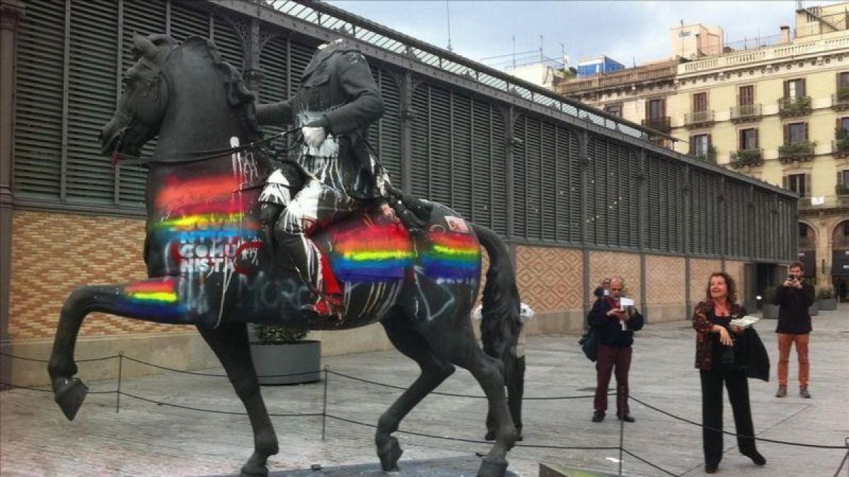 Una mujer lanza huevos a la estatua de Franco en el Born.-XAVIER JUBIERRE