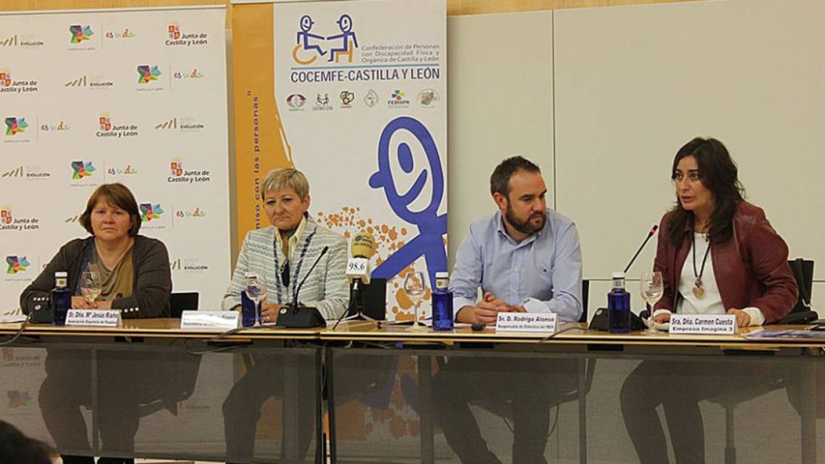 María Jesús Riaño, Elena Alonso, Rodrigo Alonso y Carmen Cuesta en la presentación.-