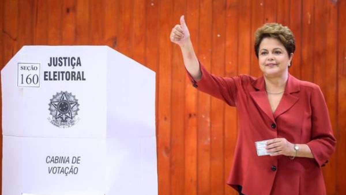 Dilma Rousseff deposita su voto en un colegio electoral de Porto Alegre, este domingo.-Foto: AFP / JEFFERSON BERNARDES