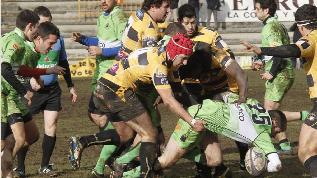 Joel Soria frena el avance de un rival en el último partido disputado en San Amaro.-SANTI OTERO