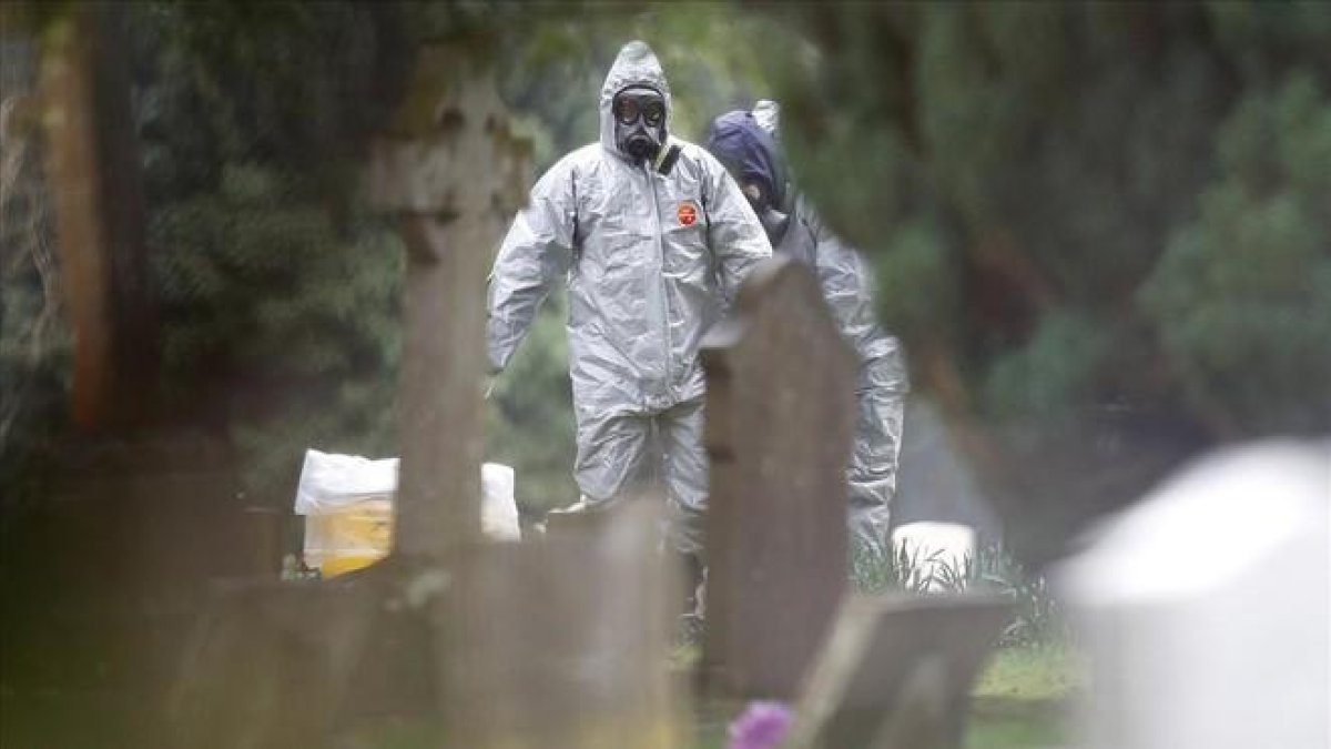Agentes de la policía británica investigan el envenenamiento del exespía Skripal y de su hija.-REUTERS