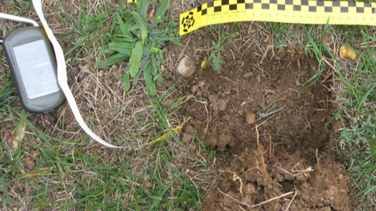 Uno de los agujeros en el terreno que practicó el denunciado. GUARDIA CIVIL
