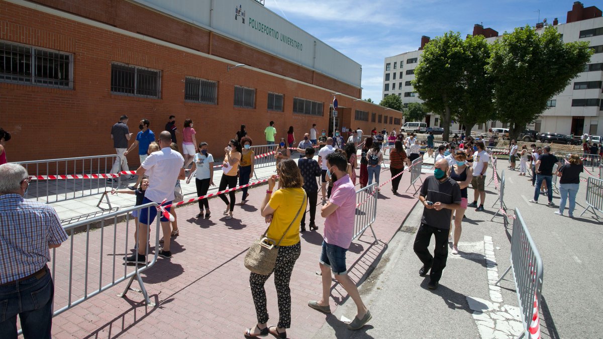 Colas de vacunaciones en el polideportivo del UBU. TOMÁS ALONSO