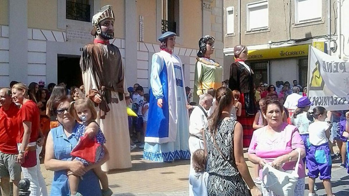 Gigantes y cabezudos ayer en Pradoluengo.-PILAR PARDOS