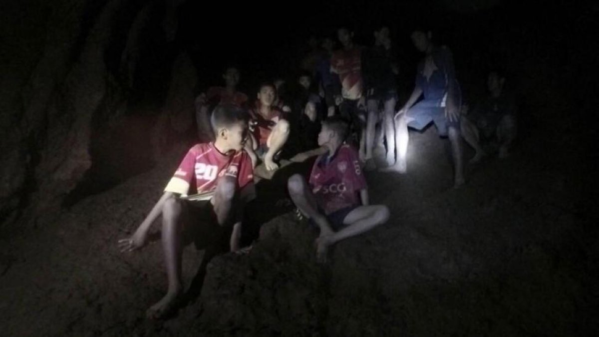 Encuentran a los 13 niños desaparecidos en Tailandia tras pasar nueve días en una cueva inundada.-/ REAL EJÉRCITO DE TAILANDIA