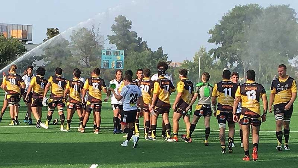 Los jugadores del UBU Colina Clinic y El Salvador se saludan tras la finalización de su encuentro.-