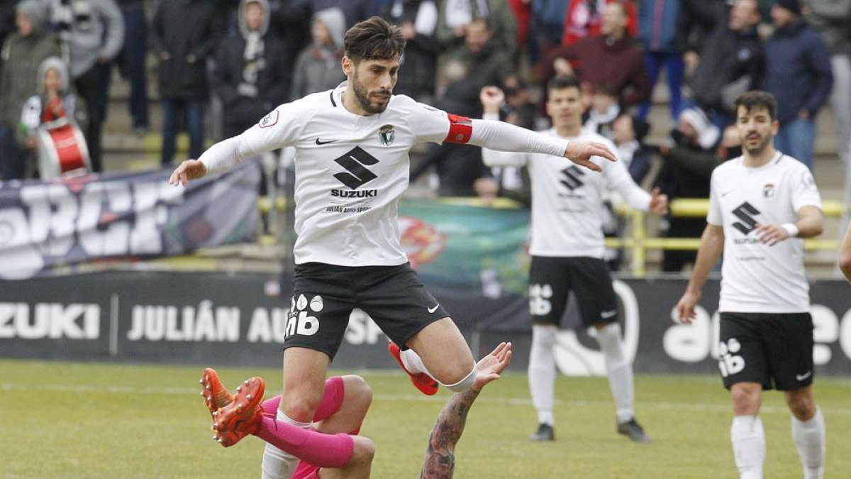 Andrés supera a un contrario en el choque ante la Ponferradina.-SANTI OTERO