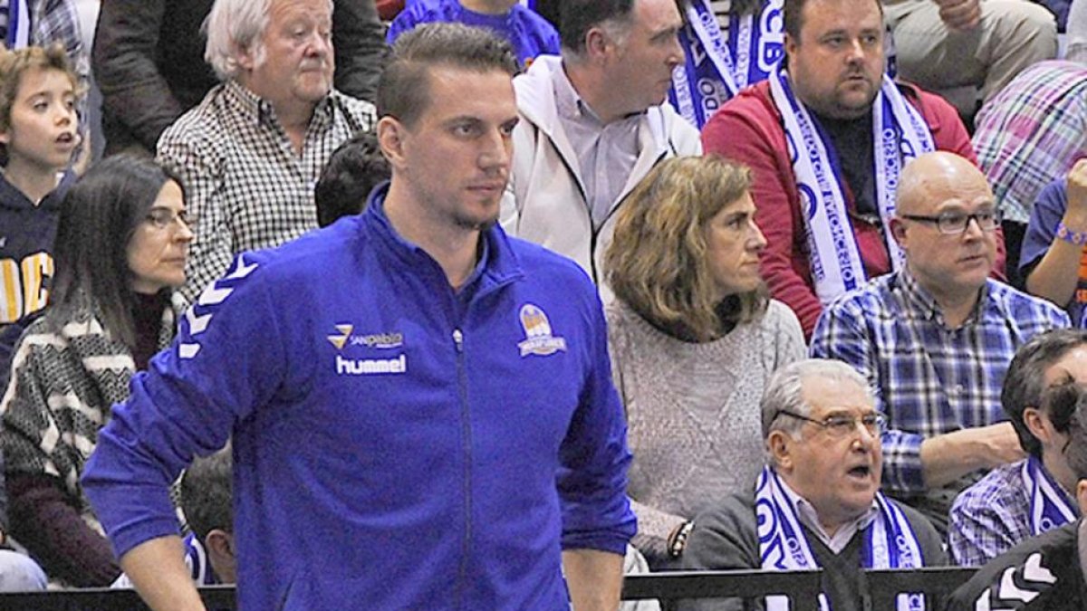 Filip Toncinic siguió la Copa Princesa desde el banco.-MARÍA GONZÁLEZ / CB MIRAFLORES