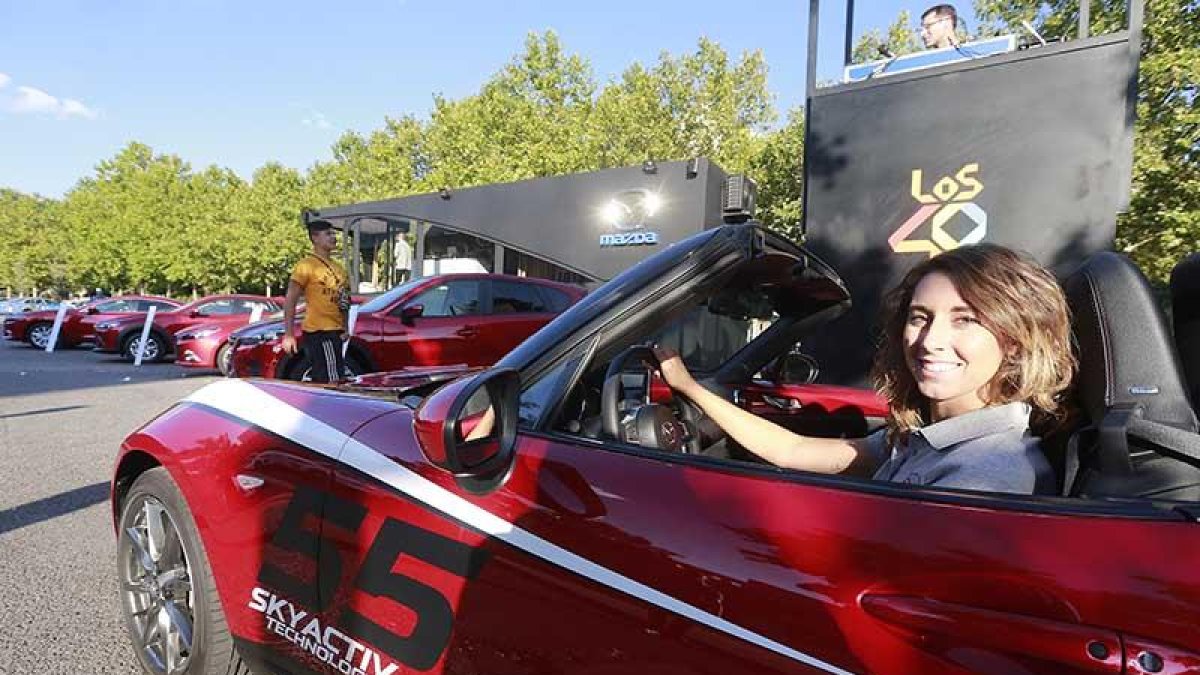 El legendario biplaza Mazda Mx-5 estrella en el Skyactiv Tour, ayer en el parking exterior frente al centro comercial Camino de la Plata.-RAÚL OCHOA